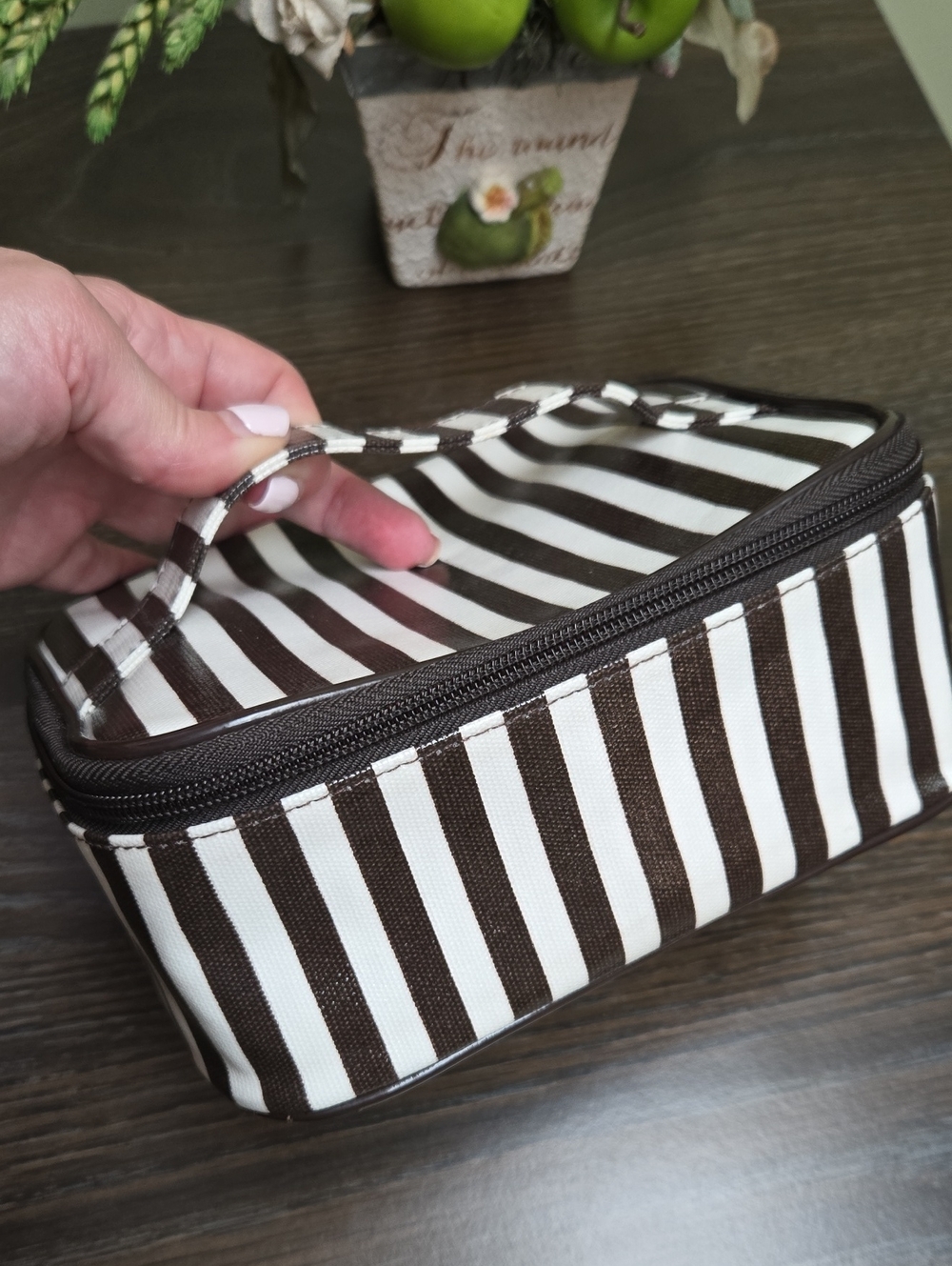 HENRI BENDEL cosmetic makeup brown White Classic Stripe